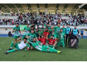 Amasyaspor 1968 futbolcuları galibiyeti oynayarak kutladı
