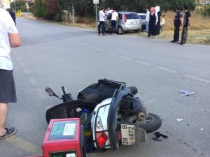 Moto kurye otomobille çarpıştı: 2 yaralı