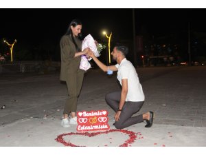 Erzincan’da genç adamdan kız arkadaşına meydanda sürpriz evlilik teklifi