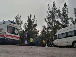 Mersin’de servis aracı ile otomobil çarpıştı: 8 yaralı