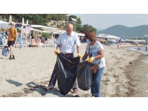 Plajdan onlarca torba çöp topladılar