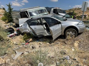Elazığ’da pikap ile otomobil çarpıştı: 4 yaralı
