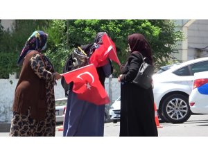 Evlat nöbetine katılan anne Türk Bayrağını görünce sarılarak öptü