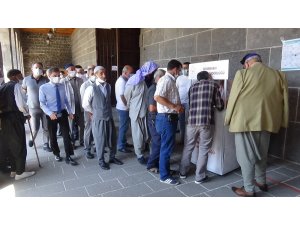 Diyarbakır’da vatandaşlar randevusuz aşı olmak için sıraya girdi