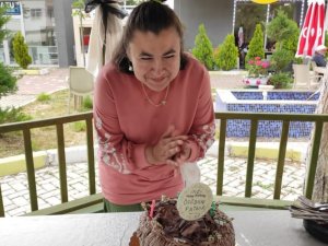32 yaşında engelli Fatma Gül, ilk defa doğum günü kutladı - Vimarsana News