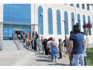 Kimlik kartı yerine ehliyetle sınava girmek isteyen öğrenci alınmadı - Vimarsana News
