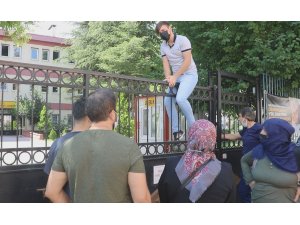 Kimi gözyaşına boğuldu, kimi demir kapıdan atlayarak şansını denedi - Vimarsana News