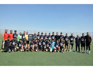 İş adamı Yılmaz’dan Yüksekova Belediyespor futbolcularına forma