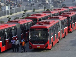 Pakistan'da metrobüs inşaatında göçük