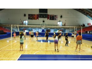 Yunusemre’de yaz voleybol kursu yoğun ilgi görüyor