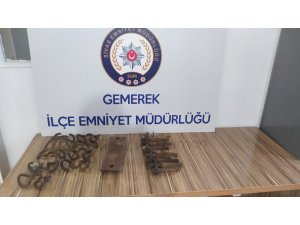 Tren raylarının vidalarını çaldı - Vimarsana News