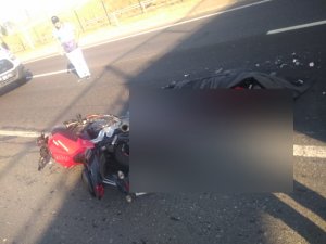 Tıra çarpan motosikletli hayatını kaybetti