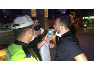 Polisleri görünce aracını park edip, yaya rolü yapıp kaçmak isteyen sürücü alkollü çıktı - Vimarsana News