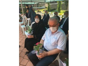 Mezar ziyaretine gelen şehit aileleri çiçeklerle karşılandı