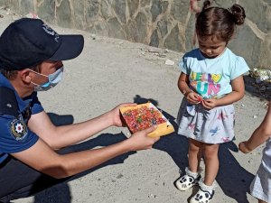 Polis ekiplerinden çocuklara bayram şekeri