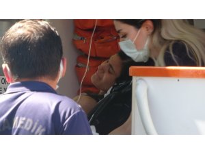 Denizde fenalık geçiren genç kadın, hastaneye kaldırıldı