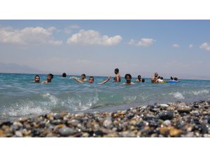 Van Gölü’nün mavi bayraklı plajı tatilcilerin akınına uğradı
