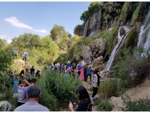Girlevik Şelalesi bayram tatilinde Erzincan nüfusundan fazla misafir ağırladı