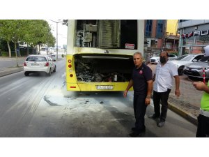 Ataşehir’de 15 yolcusu olan otobüsün motorunun yandığı anlar kamerada