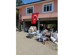 Samsunlu şehidin evi Türk bayrakları ile donatıldı