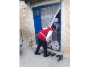Türk Kızılayı Dicle’de yaşlı, engelli ve hasta aileleri ziyaret etmeye devam ediyor