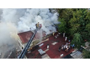 Üsküdar’da çatı katında yangın: Anne ve 2 çocuğu mahsur kaldı