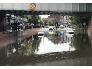 Londra’daki şiddetli yağış sele neden oldu