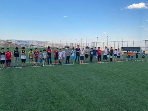 Elazığ’daki yaz spor okulları gençlerin yüzünü güldürüyor