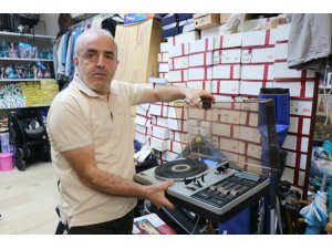 Havalimanında unutulan eşyalar satışa sunuldu