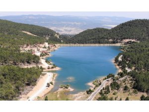 Tahtalı Göleti, mavi ve yeşilin buluştuğu manzarasıyla görenleri büyülüyor