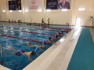 Kula’da 800 öğrenciye yüzme kursu
