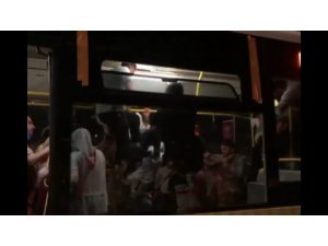 Üsküdar’da otobüste tekmelerin havada uçuştuğu maske takma kavgası kamerada