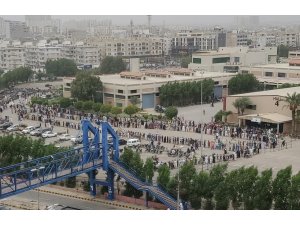 Pakistan’da vatandaşlar Covid-19 aşı merkezinde yüzlerce metrelik kuyruk oluşturdu