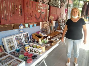 Turistlerin gelmesi hediyelik eşya satıcılarının yüzünü güldürdü