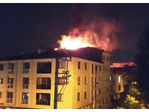 5 katlı binanın çatısı alev alev yandı