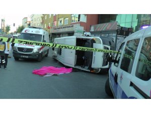 Ümraniye’de 1 kişinin öldüğü 6 kişinin yaralandığı minibüs kazası kamerada