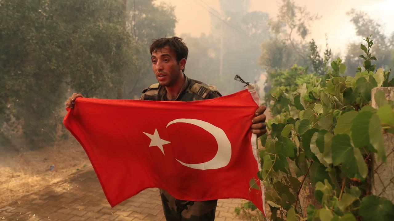 Azerbaycanlı itfaiyecilerin Türk bayrağı hassasiyeti