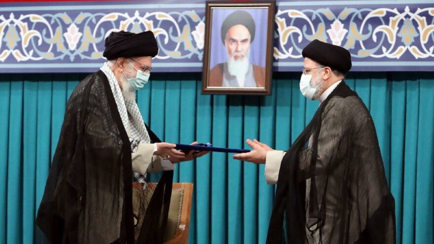 İran’da yeni Cumhurbaşkanı Reisi mazbatasını aldı