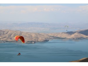 Yamaç paraşütçülerinin gözde mekanı Hazarbaba Dağı