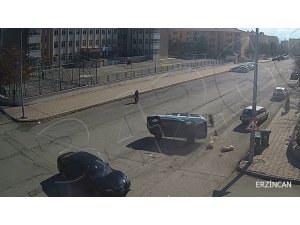 Erzincan’da çarpışma sonrası takla atan otomobil güvenlik kamerasına yansıdı