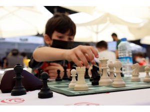 Turnuva başladı, satranç heyecanı sürüyor