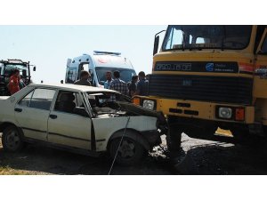 Hafriyat kamyonu ve otomobil çarpıştı: 2 yaralı
