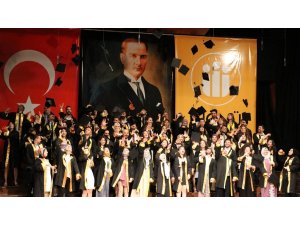 Diş hekimi öğrencilerinin mezuniyet sevinci - Vimarsana News