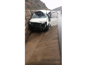 Minibüs istinat duvarına çarptı: 4’ü çocuk 7 yaralı