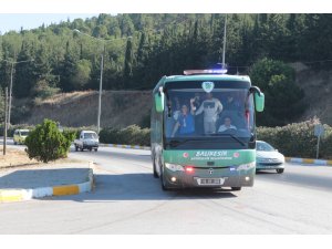 Milli güreşçi Yasemin Adar’a davullu zurnalı karşılama