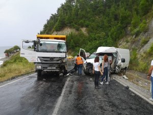 Hafriyat kamyonu ile hafif ticari araç çarpıştı: 3 yaralı - Vimarsana News