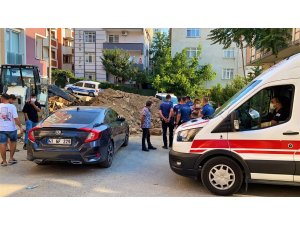 Elleriyle kazıp toprak altında kalan işçiyi kurtardılar - Vimarsana News