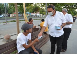 STK temsilcileri Batman halkına aşı konusunda bilgilendirici broşür dağıttı