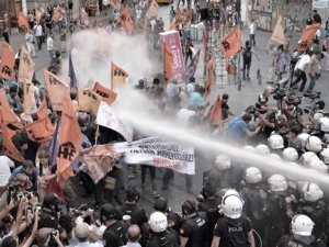 Taksim Meydan'ında TOMA'lı müdahale