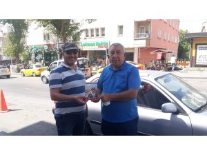 Gazeteci yazar Ünsal "Yüreğim İrevan'da Kaldı" romanını İsa Mert'e hediye etti - Vimarsana News
